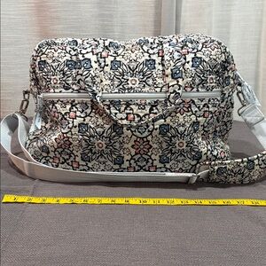 Vera Bradley Stylish Floral Patterned Womens Bag